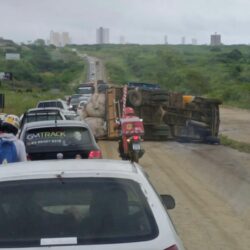 Caminhão tomba, deixa motorista ferido e interdita parcialmente BR-230, em Campina Grande