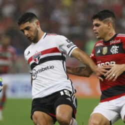 Flamengo vence o São Paulo, Palmeiras perde em casa e Corinthians amarga derrota no Sul