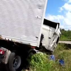 Carreta invade canteiro e tomba na BR-101, em João Pessoa