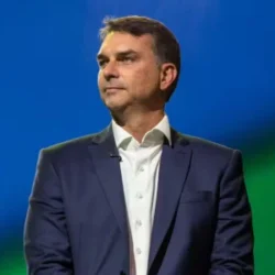 Flávio Bolsonaro interrompe campanha presidencial para tentar barrar a PEC da escala 6x1 no Senado